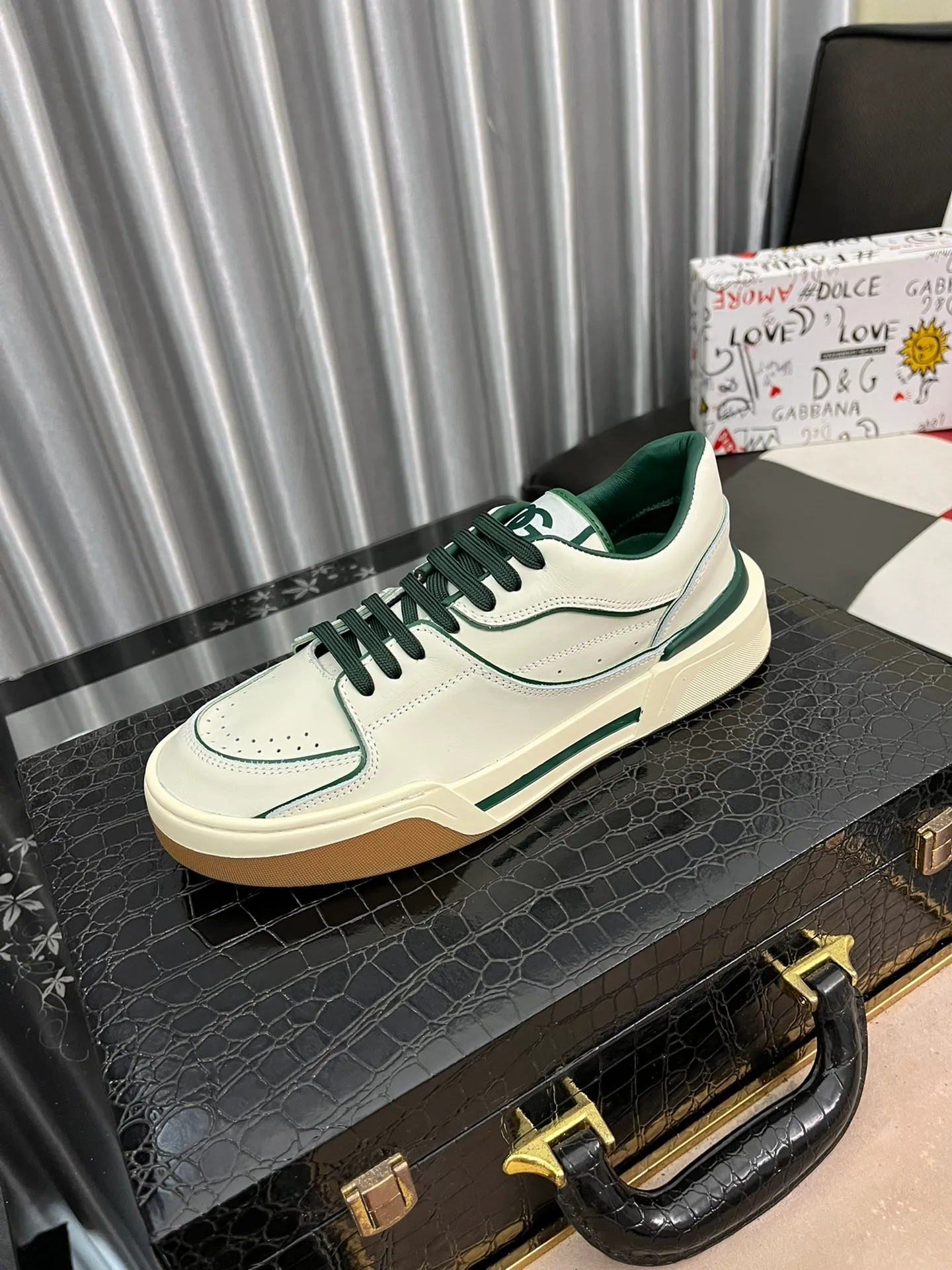 Men's shoes 💰480⌚️⌚️【DG～】Men's casual shoes are on sale simultaneously in 2022z cabinets 🔷Multiple colors🔜Handmade upper with graffiti fabric ➕Genuine leather lining, comfortable and breathable, sole: original comfortable handmade graffiti wear-resistant outsole, ⚠️real thing📱photography🎬the real thing is better. Code number 38-445⃣️Color optional